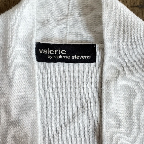 Valerie Stevens Ivory V-Neck Top - Picture 6 of 7